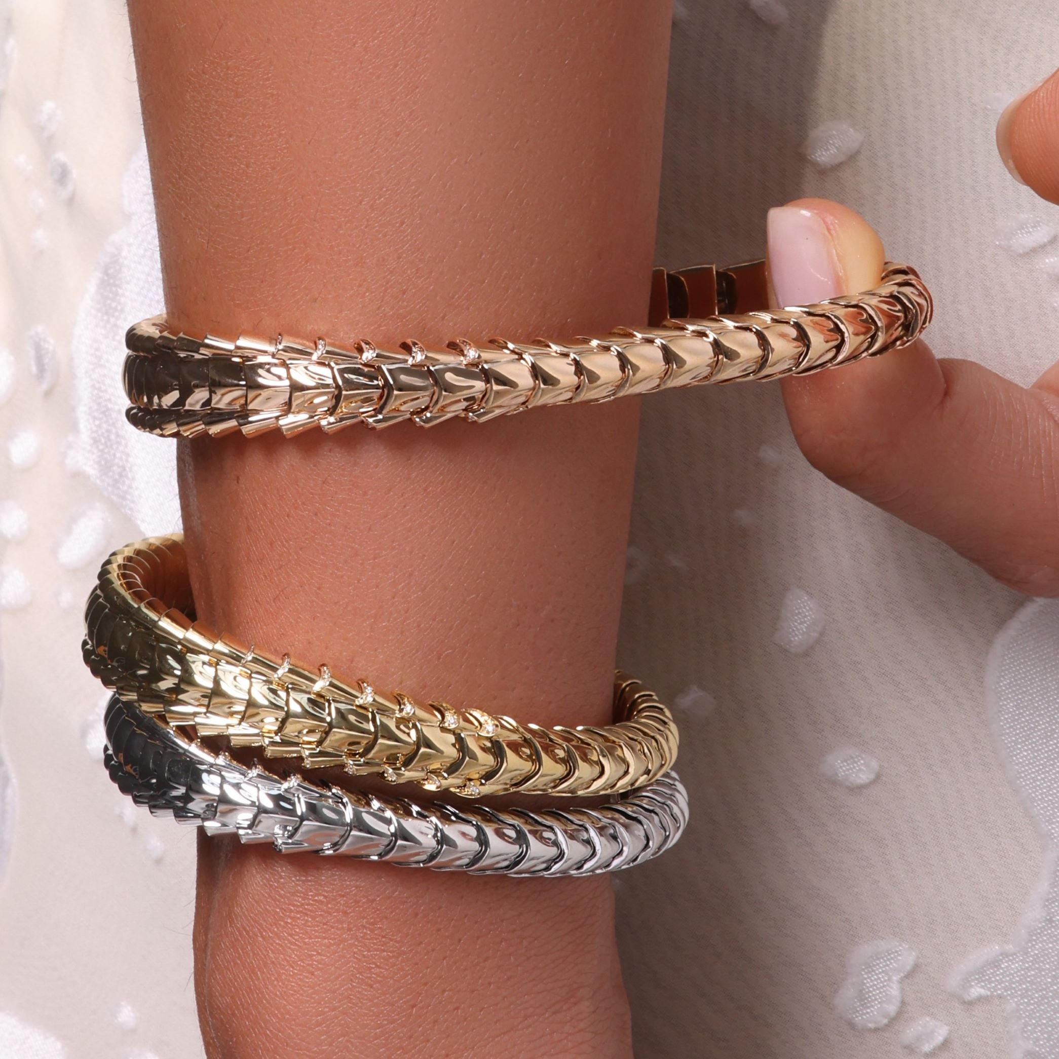 Expandable 18K rose gold bracelet shown stretching to fit—Tariq Riaz patented fine-jewellery engineering, inspired by date palms