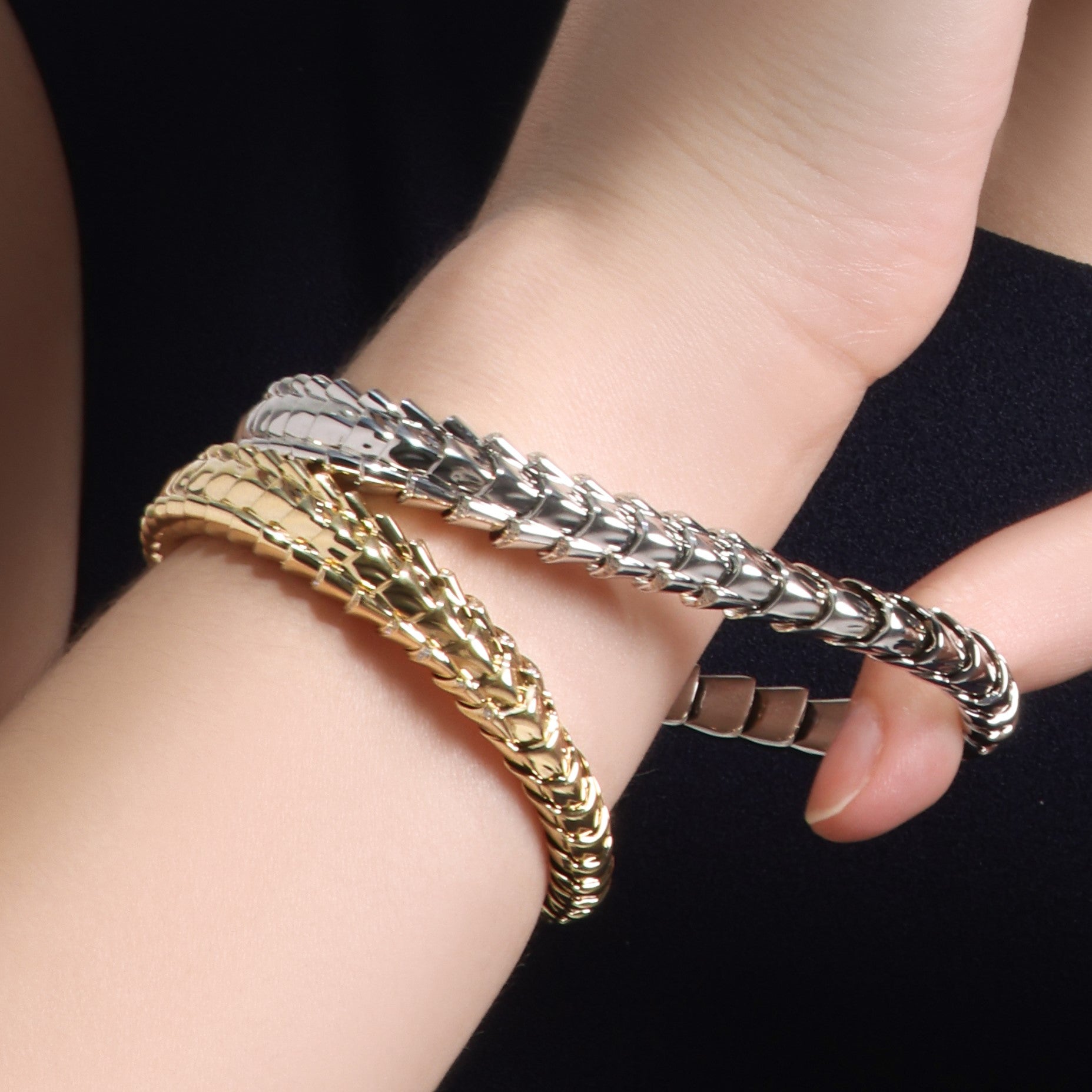 Expandable 18K yellow gold bracelet shown stretching to fit—Tariq Riaz patented fine-jewellery engineering, inspired by date palms