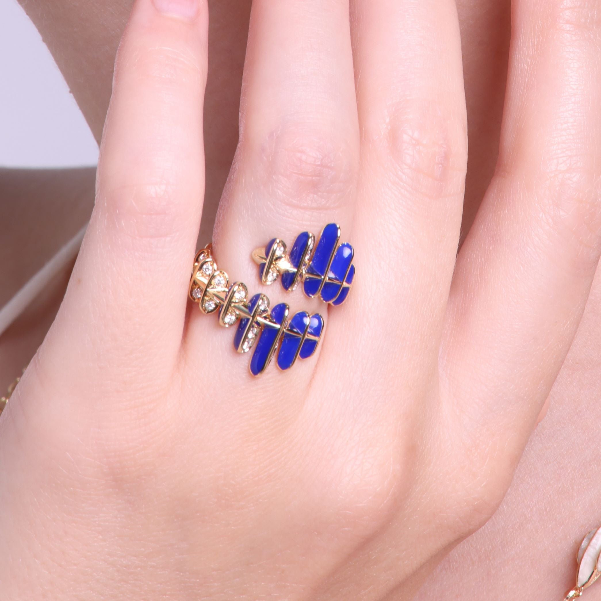 Close view Luxury 18k Yellow gold ring UAE designer Tariq Riaz Adjustable Expandable jewelry ring