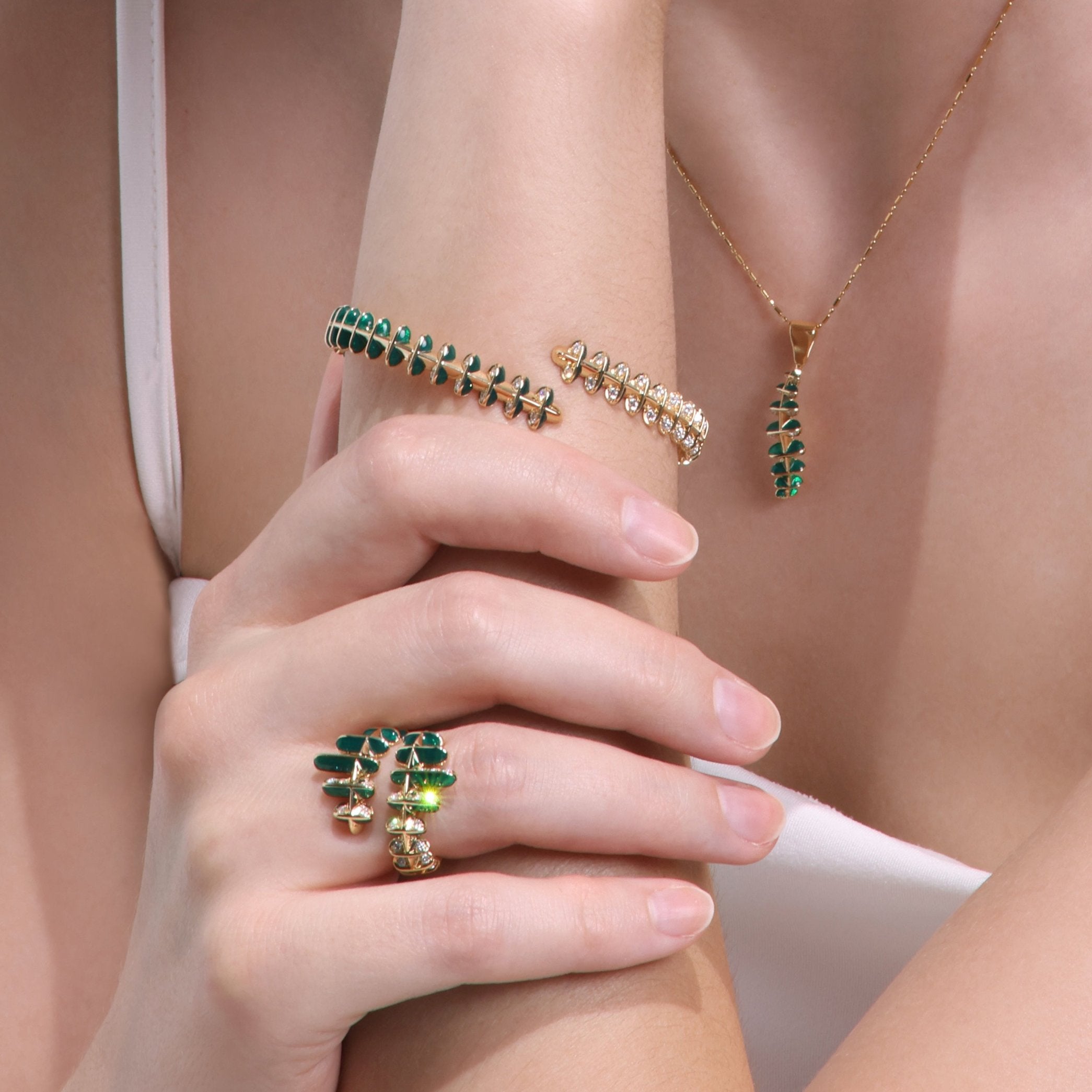 Circle of Life top-heavy ring, adjustable 18K yellow gold, VVS-1 DEF diamonds, signature collection by Tariq Riaz